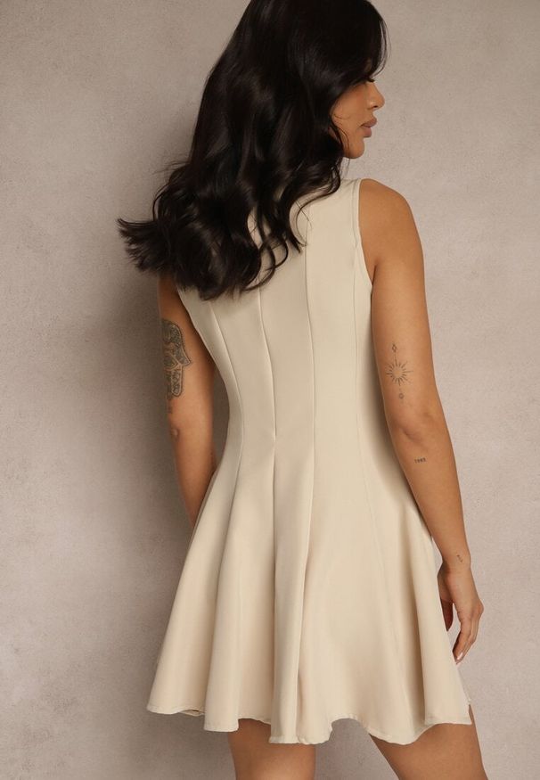 Renee - Beżowa Sukienka o Rozkloszowanym Kroju z Przeszyciami Lenirae. Okazja: na imprezę. Kolor: beżowy. Sezon: lato. Styl: klasyczny