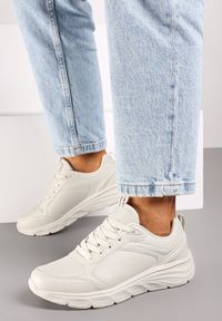 Renee - Beżowe Casualowe Buty Sportowe Sneakersy na Płaskiej Tłoczonej Podeszwie Velanitta. Okazja: na co dzień. Zapięcie: pasek. Kolor: beżowy. Materiał: jeans. Wzór: paski #1