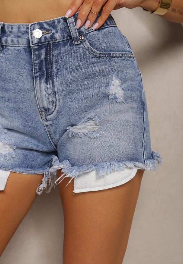 Renee - Niebieskie Jeansowe Szorty z Bawełny Poszarpane z Wystającymi Kieszeniami Lendia. Okazja: na co dzień. Kolor: niebieski. Materiał: bawełna, jeans. Długość: krótkie. Sezon: lato. Styl: klasyczny, casual