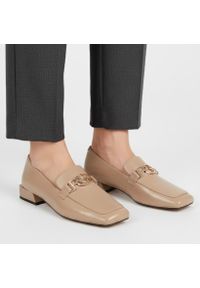 Półbuty damskie S.Barski, cholewka skóra naturalna licowa gładka fason niski kwadratowy nosek ozdobny metalowy element na podbiciu niski stabilny obc. Kolor: beżowy. Materiał: skóra. Szerokość cholewki: normalna. Wzór: gładki. Obcas: na obcasie. Wysokość obcasa: średni #1