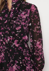 Born2be - Czarno-Fioletowa Rozkloszowana Sukienka Kwiatowa z Falbankami i Gumką w Pasie Zinilda. Okazja: na co dzień. Typ kołnierza: kołnierz z falbankami. Kolor: czarny. Wzór: kwiaty. Typ sukienki: rozkloszowane, proste. Styl: casual, elegancki #4