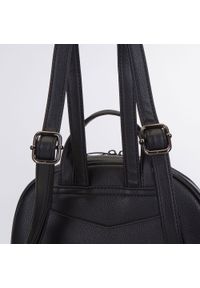 Wittchen - Damski plecak z nitami w kształcie śnieżynek. Kolor: czarny. Materiał: skóra ekologiczna. Wzór: paski. Styl: wizytowy #4