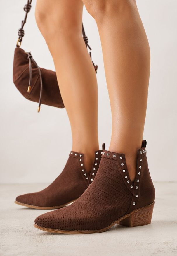 Renee - Brązowe Botki Vices na Słupku z Ażurową Cholewką Nitami i Wycięciem Borfedi. Okazja: na co dzień, na spotkanie biznesowe, do pracy. Nosek buta: szpiczasty. Kolor: brązowy. Szerokość cholewki: normalna. Wzór: ażurowy. Materiał: jeans. Sezon: zima, jesień. Obcas: na słupku. Styl: casual, biznesowy, elegancki