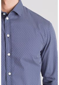 Granatowa koszula Emporio Armani. Okazja: na co dzień, na spotkanie biznesowe. Kolor: niebieski. Sezon: lato. Styl: biznesowy, casual #3