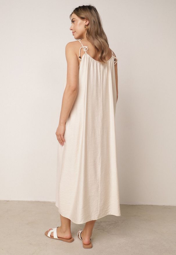 Born2be - Beżowa Pudełkowa Sukienka Boho z Wiskozy na Ramiączkach z Ozdobnymi Koralikami Erane. Okazja: na co dzień. Kolekcja: plus size. Kolor: beżowy. Materiał: wiskoza. Długość rękawa: na ramiączkach. Typ sukienki: proste, dla puszystych. Styl: boho