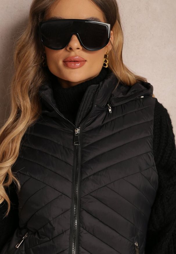 Renee - Czarna Kamizelka Nylonowa z Kapturem Marashe. Typ kołnierza: kaptur. Kolor: czarny. Materiał: nylon. Wzór: aplikacja