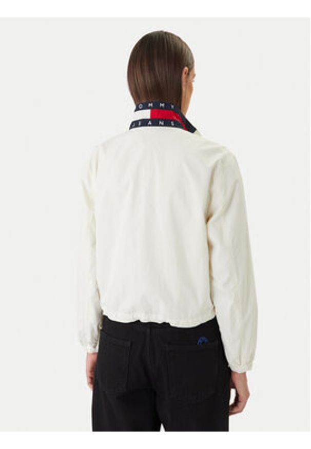 Tommy Jeans Kurtka przejściowa Essential DW0DW20439 Écru Regular Fit. Kolor: kremowy. Materiał: syntetyk