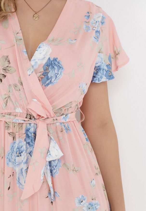 Born2be - Jasnoróżowa Kopertowa Sukienka w Kwiatowy Wzór z Paskiem i Falbanką Thellippe. Typ kołnierza: dekolt kopertowy, dekolt w kształcie V. Kolor: różowy. Wzór: kwiaty. Typ sukienki: kopertowe. Materiał: tkanina. Długość rękawa: krótki rękaw. Sezon: lato. Styl: elegancki. Długość: maxi