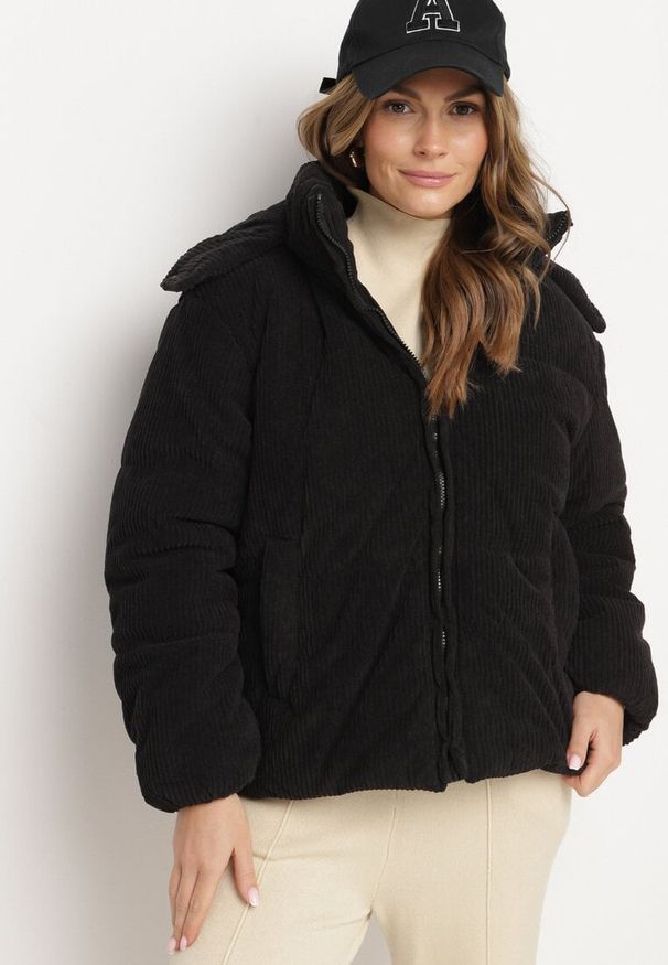 Born2be - Czarna Sztruksowa Kurtka Puchowa z Odpinanym Kapturem Sinitha. Okazja: na co dzień. Kolor: czarny. Materiał: sztruks, puch. Styl: casual, elegancki