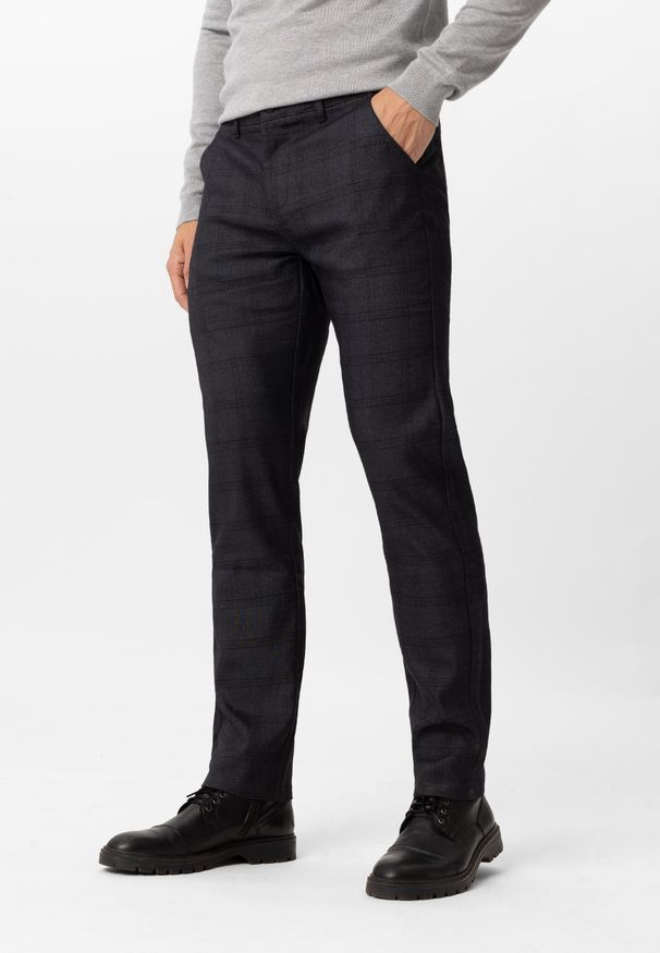 Volcano - Spodnie męskie w kratkę R-ASTON. Okazja: na co dzień. Kolor: szary. Materiał: poliester, tkanina, bawełna, elastan, materiał. Wzór: kratka. Styl: casual, wizytowy