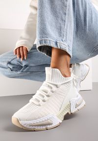 Born2be - Białe Sneakersy ze Skarpetkową Cholewką i Grubą Podeszwą Lekkra. Okazja: na co dzień. Kolor: biały. Szerokość cholewki: normalna. Sport: fitness #4