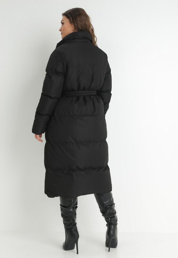 Born2be - Czarna Kurtka Długa Pikowana z Wiązanym Paskiem Clysa. Okazja: na spacer, na co dzień. Typ kołnierza: kołnierzyk stójkowy. Kolor: czarny. Materiał: jeans, materiał. Długość: długie. Sezon: zima, jesień. Styl: elegancki, casual