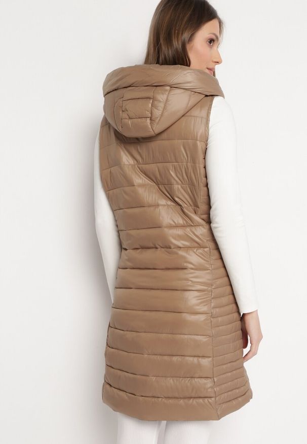 Born2be - Ciemnobeżowa Długa Kamizelka Pikowana z Kapturem Caileth. Okazja: na co dzień. Typ kołnierza: kaptur. Kolor: beżowy. Materiał: jeans. Długość: długie. Styl: casual