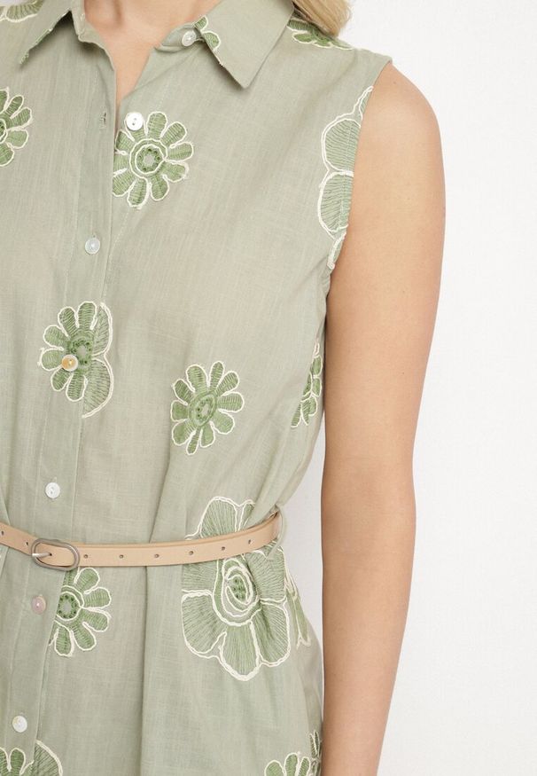 Born2be - Jasnozielona Bawełniana Sukienka Koszulowa w Haftowane Kwiaty z Paskiem z Klamrą Turivana. Okazja: na co dzień. Kolor: zielony. Materiał: bawełna. Wzór: kwiaty, haft. Typ sukienki: koszulowe. Styl: klasyczny, casual, elegancki