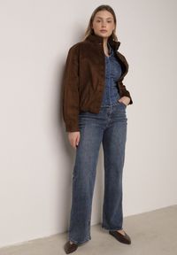 Born2be - Brązowa Kurtka w Stylu Bomberki z Ozdobnymi Guzikami Polimi. Okazja: na co dzień. Kolor: brązowy. Materiał: jeans. Styl: casual #3