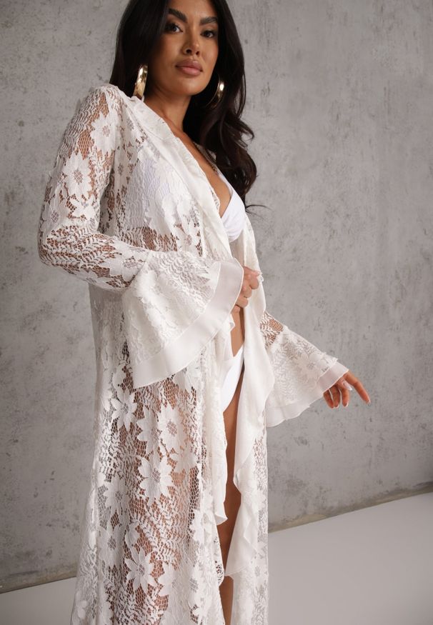 Renee - Biała Narzutka Sukienka Plażowa Boho z Koronki Ozdobiona Guzikami i Falbanami Palmeda. Okazja: na plażę. Kolor: biały. Materiał: koronka. Wzór: aplikacja, koronka. Sezon: lato. Typ sukienki: proste. Styl: boho