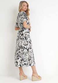 Born2be - Czarno-Biała Sukienka Gertisa. Okazja: na co dzień. Typ kołnierza: dekolt w serek, kołnierz z falbankami. Kolor: biały. Materiał: wiskoza. Długość rękawa: krótki rękaw. Wzór: kwiaty. Styl: elegancki, casual #3