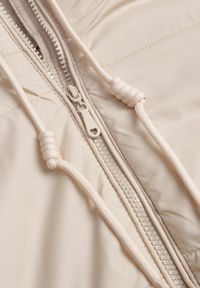 Born2be - Ciemnobeżowa Kurtka Pikowana z Materiałowym Kapturem Odpinanym Jasilea. Okazja: na co dzień. Kolor: beżowy. Materiał: materiał. Styl: casual #5