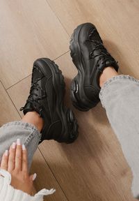 Born2be - Czarne Sneakersy na Tłoczonej Podeszwie z Ozdobnym Sznurowaniem i Wstawkami z Siateczki Xerxia. Kolor: czarny