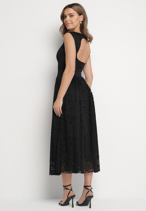 Born2be - Czarna Koronkowa Sukienka o Rozkloszowanym Kroju z Odkrytymi Plecami Nelamia. Okazja: na imprezę, na co dzień. Kolor: czarny. Materiał: koronka. Długość rękawa: bez rękawów. Styl: wizytowy, casual, elegancki