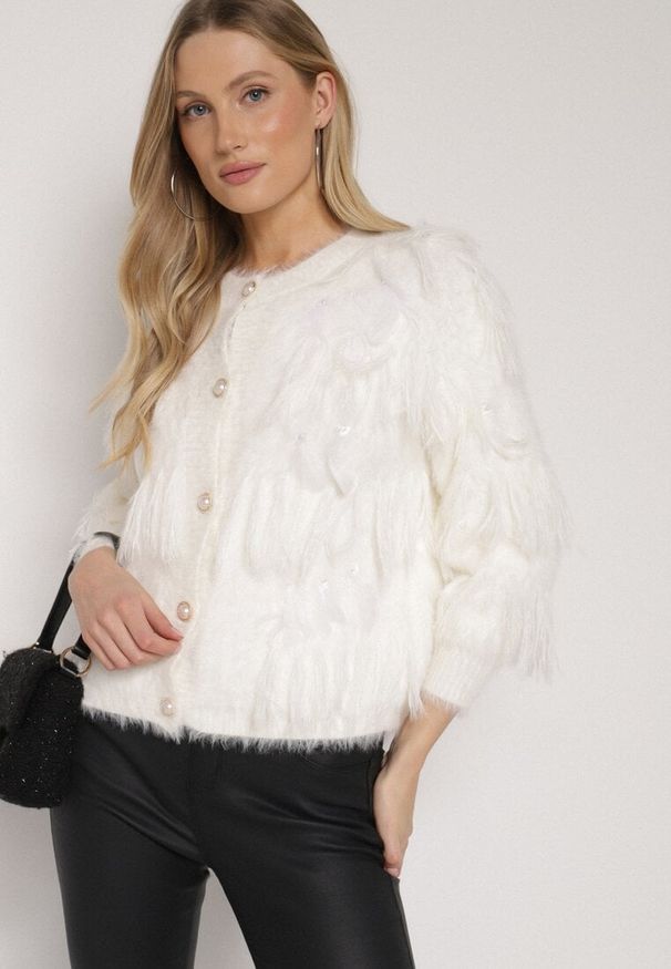 Born2be - Jasnobeżowy Kardigan z Wełną o Fakturze Imitującej Pióra z Ozdobnymi Guzikami Mevinalia. Okazja: na co dzień, do pracy, na spotkanie biznesowe. Kolor: beżowy. Materiał: wełna. Wzór: aplikacja. Sezon: zima, jesień. Styl: biznesowy, klasyczny, casual, elegancki