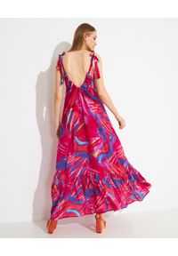 COSEL - Wzorzysta sukienka Portoryko. Okazja: na imprezę. Kolor: różowy, wielokolorowy, fioletowy. Materiał: materiał. Długość rękawa: na ramiączkach. Wzór: nadruk. Typ sukienki: rozkloszowane. Styl: wakacyjny. Długość: maxi #5