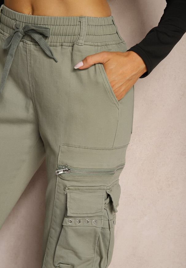Renee - Zielone Bawełniane Spodnie Bojówki z Gumką w Talii i Kieszeniami Zolarae. Okazja: na co dzień. Kolor: zielony. Materiał: bawełna. Styl: elegancki, casual