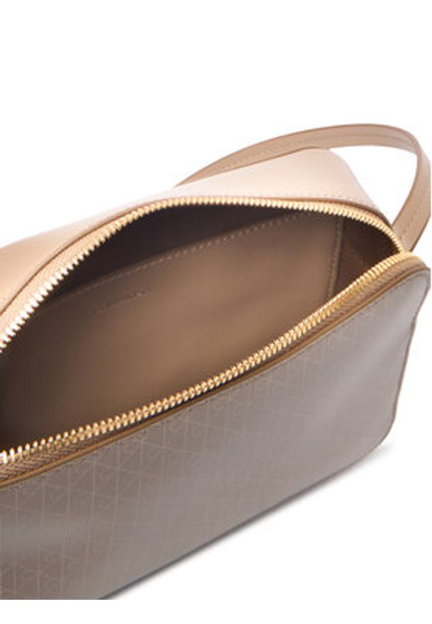 Calvin Klein Torebka Emblem Aop Elongated Camera Bag LV04F3268G Beżowy. Kolor: beżowy. Materiał: skórzane