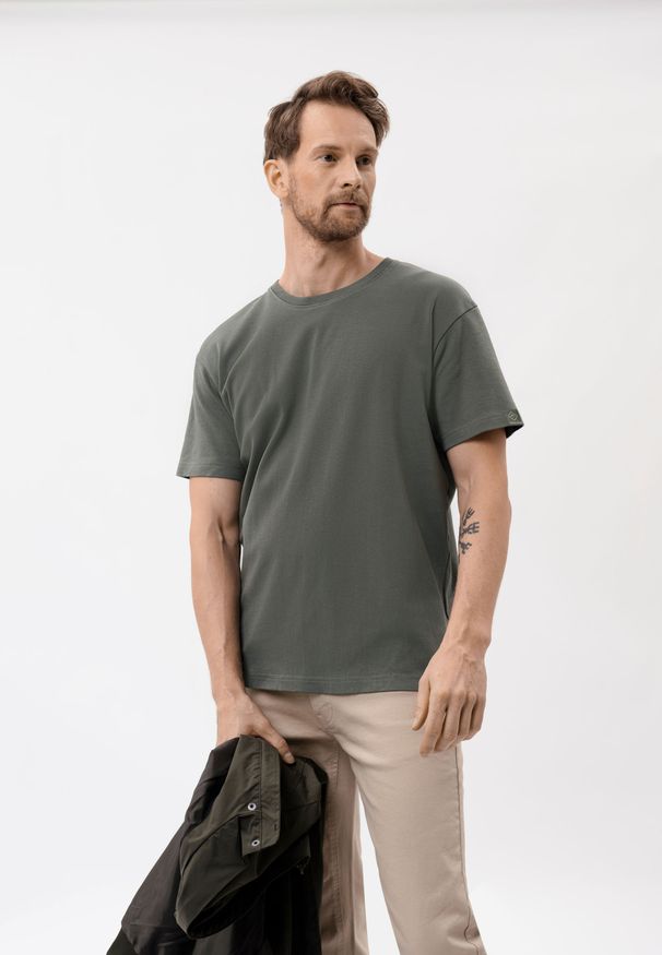 Volcano - Gładki t-shirt, Comfort Fit, T-BAS. Okazja: na co dzień. Kolor: brązowy. Materiał: skóra, materiał, bawełna. Długość rękawa: krótki rękaw. Długość: krótkie. Wzór: gładki. Styl: casual, elegancki