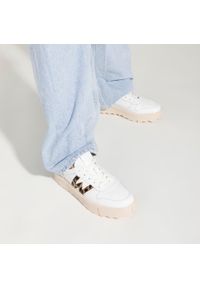 Wittchen - Damskie sneakersy skórzane z literą „W” białe. Okazja: na co dzień. Kolor: biały. Materiał: skóra. Obcas: na platformie #8
