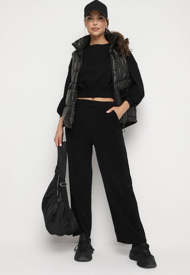 Born2be - Czarne Spodnie z Szerokimi Nogawkami i Imitacją Kieszeni Iridema. Okazja: na co dzień. Kolor: czarny. Materiał: jedwab. Styl: casual, klasyczny