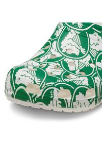 Crocs Klapki Classic Duke Print Clog 210003 Zielony. Kolor: zielony. Wzór: nadruk