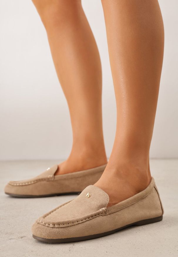 Born2be - Beżowe Mokasyny VICES ze Skórzaną Wkładką i Metalową Ozdobą Aquilin. Nosek buta: okrągły. Kolor: beżowy. Materiał: skóra. Wzór: aplikacja. Obcas: na obcasie. Styl: klasyczny. Wysokość obcasa: niski