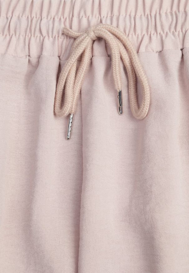 Born2be - Beżowe Szorty z Wiskozą i Wysokim Stanem Puvea. Okazja: na co dzień. Stan: podwyższony. Kolor: beżowy. Materiał: wiskoza. Styl: klasyczny, casual