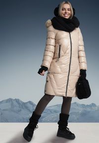 Born2be - Jasnobeżowa Pikowana Kurtka o Długim Kroju z Kapturem i Futrzanym Kołnierzem Semirielin. Okazja: na co dzień. Typ kołnierza: kaptur. Kolor: beżowy. Materiał: futro. Długość: długie. Wzór: aplikacja. Sezon: zima. Styl: casual, elegancki #4