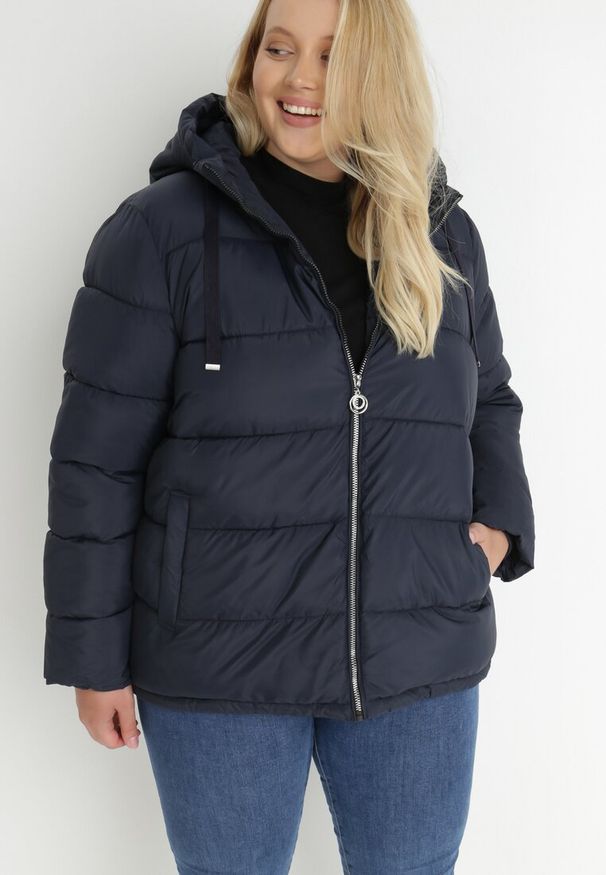 Born2be - Granatowa Kurtka z Kapturem Pikowana Bauwens. Okazja: na co dzień. Typ kołnierza: kaptur. Kolekcja: plus size. Kolor: niebieski. Długość: długie. Wzór: aplikacja. Materiał: jeans, materiał, futro. Długość rękawa: długi rękaw. Sezon: jesień, zima. Styl: casual