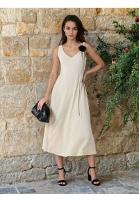 Sinsay - Strukturalna sukienka midi na ramiączkach - kremowy. Kolor: kremowy. Długość rękawa: na ramiączkach. Długość: midi #1