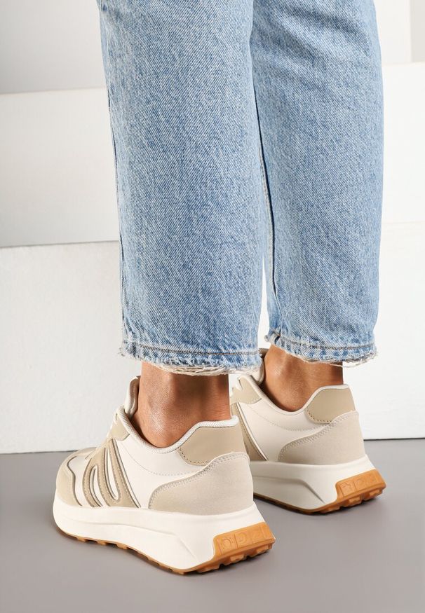 Renee - Beżowe Sneakersy Ozdobione Geometrycznym Wzorem Eldvisa. Okazja: na co dzień. Kolor: beżowy. Materiał: jeans. Wzór: aplikacja, geometria