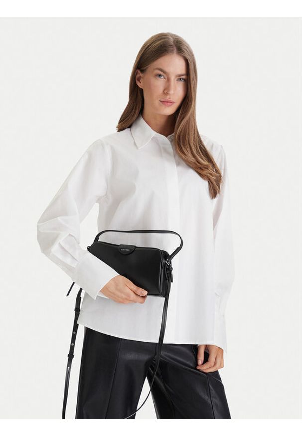 Calvin Klein Torebka Emblem Trio Top Handle Camera Ba LV04F3370G Czarny. Kolor: czarny. Materiał: skórzane