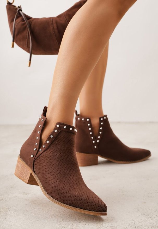 Born2be - Brązowe Ażurowe Botki Vices na Obcasie Ozdobione Wycięciem i Nitami Lilfedi. Okazja: na co dzień, na imprezę. Kolor: brązowy. Materiał: skóra, jeans. Wzór: ażurowy, aplikacja. Sezon: zima, jesień. Obcas: na obcasie. Styl: casual, wizytowy. Wysokość obcasa: średni