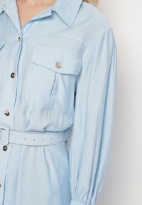 Born2be - Niebieska Wiskozowa Sukienka o Koszulowym Kroju z Paskiem z Klamrą i Kieszeniami Lisavianna. Okazja: na co dzień, do pracy, na spotkanie biznesowe. Kolor: niebieski. Materiał: wiskoza. Długość rękawa: długi rękaw. Typ sukienki: koszulowe. Styl: biznesowy, klasyczny, casual, elegancki #3