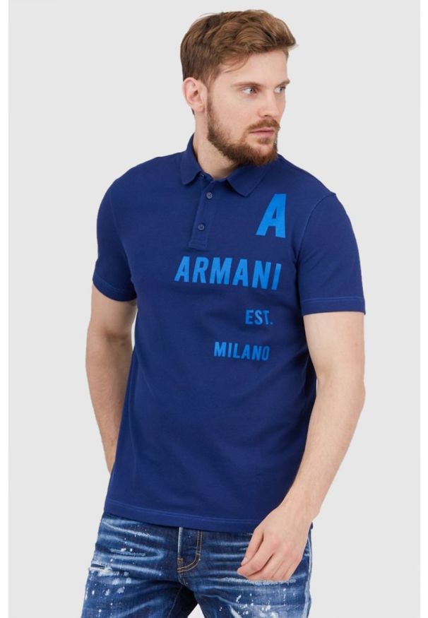 Armani Exchange - ARMANI EXCHANGE Granatowa koszulka polo z nadrukiem. Typ kołnierza: polo. Kolor: niebieski. Wzór: nadruk