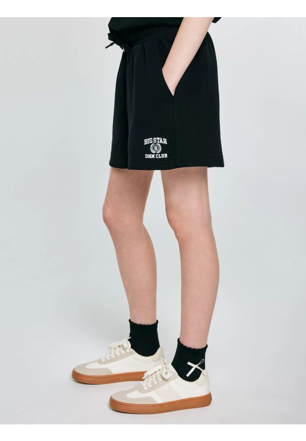 Big-Star - Szorty dziewczęce dresowe z haftem czarne Amaja 906. Okazja: na co dzień. Kolor: czarny. Materiał: dresówka. Wzór: haft. Styl: sportowy, casual, elegancki