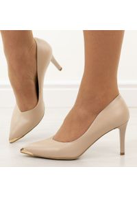 Beżowe s128 skórzane Polskie szpilki damskie Prestige 2241. Okazja: na co dzień, na spotkanie biznesowe, na ślub cywilny, na wesele, na imprezę. Nosek buta: szpiczasty. Kolor: beżowy. Materiał: skóra. Szerokość cholewki: normalna. Obcas: na szpilce. Styl: casual, biznesowy, elegancki, klasyczny. Wysokość obcasa: średni #1