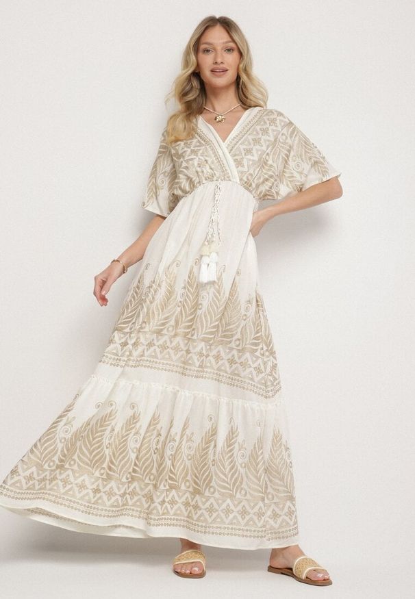 Born2be - Biała Kopertowa Sukienka z Wiskozy Ozdobiona Frędzlami Redare. Okazja: na co dzień. Typ kołnierza: dekolt w serek. Kolor: biały. Materiał: wiskoza. Wzór: aplikacja. Typ sukienki: kopertowe. Styl: casual, klasyczny, boho