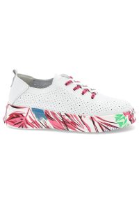 Białe Sneakersy Filippo Modne Obuwie Damskie Na Kolorowej Podeszwie. Zapięcie: sznurówki. Kolor: biały. Materiał: materiał. Szerokość cholewki: normalna. Wzór: kolorowy. Styl: sportowy, klasyczny #5