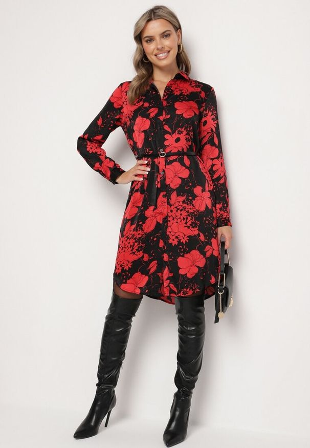Born2be - Czarno-Czerwona Koszulowa Sukienka z Wiskozą w Kwiatowy Wzór z Dodatkowym Paskiem Ninira. Okazja: na spacer, na co dzień. Kolor: czarny. Materiał: wiskoza. Wzór: kwiaty. Typ sukienki: koszulowe. Styl: elegancki, casual, klasyczny