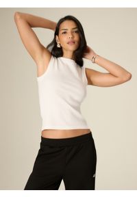 4f - 4F Top slim z prążkowanej dzianiny damski - biały M. Kolor: biały. Materiał: prążkowany, dzianina #1