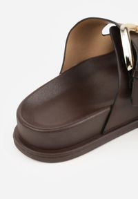 Born2be - Ciemnobrązowe Klapki Ozdobione Dwoma Paskami i Klamrami Jilryna. Okazja: na spacer, na co dzień. Kolor: brązowy. Materiał: jeans. Wzór: aplikacja. Sezon: lato. Styl: casual, klasyczny #8