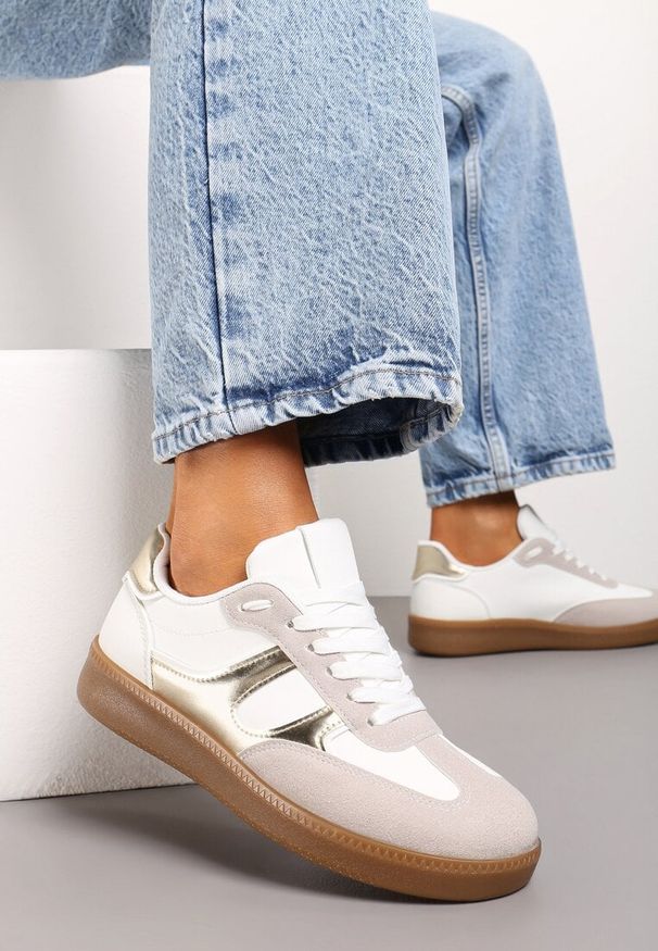 Renee - Biało-Złote Sneakersy w Stylu Kultowych Tenisówek z Kauczukową Podeszwą Poseiama. Okazja: na co dzień. Zapięcie: sznurówki. Kolor: biały. Materiał: kauczuk